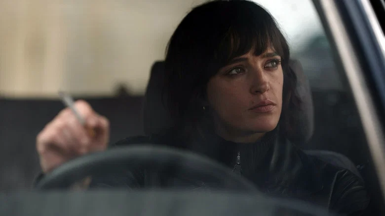 تصویر 3 او در تاریکی قدم می‌زند